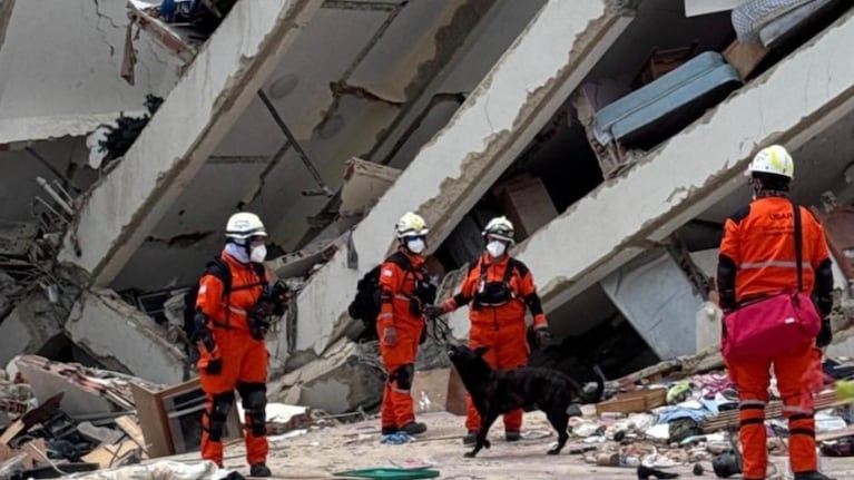 Las bomberas y Argo buscan a víctimas debajo de los escombros.