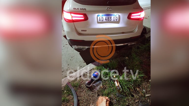Las botellas que sacaron del auto de Genaro Dezotti tras el accidente.