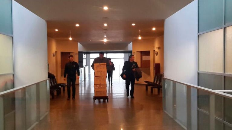 Las cajas con información sobre la construcción del Hotel de Miramar entrando a tribunales.