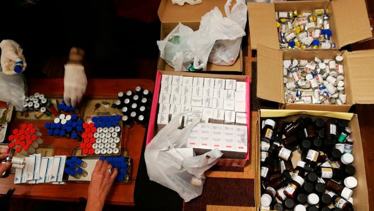 Las cajas con medicamentos que vendían sin autorización médica.