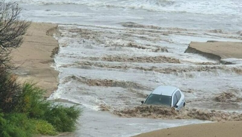 Las calles con bajada al mar de Gesell se transformaron en ríos.