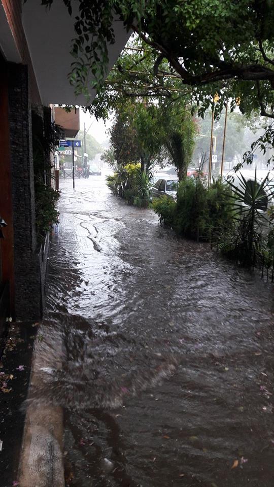 Las calles de Alta Córdoba también se inundaron. Foto: Ezequiel Ace.