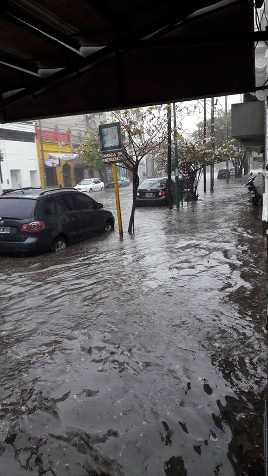 Las calles de Alta Córdoba también se inundaron. Foto: Ezequiel Ace.