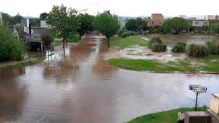 Las calles de barrio Catalina se convirtieron en un río.