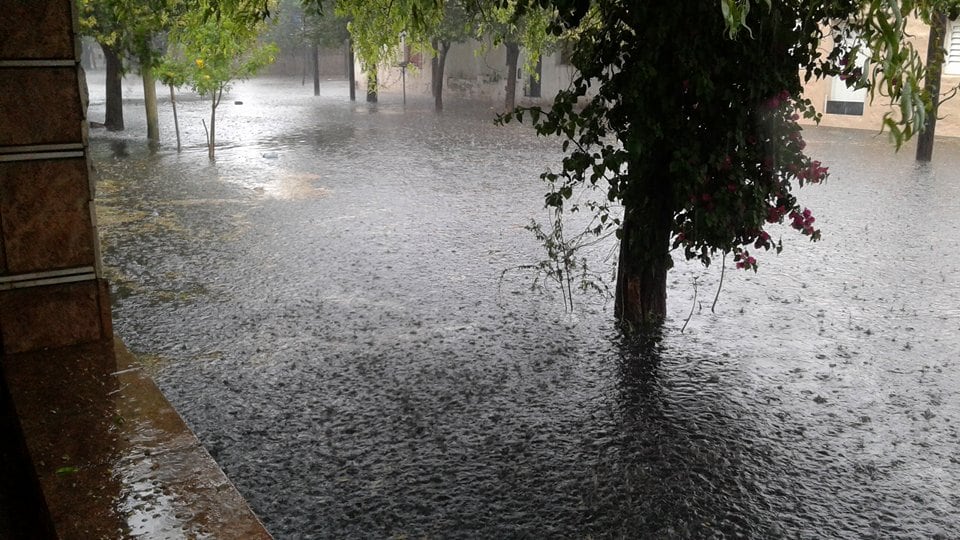 Las calles de barrio San Nicolás se inundaron en pocos minutos. Foto: Exequiel Córdoba.