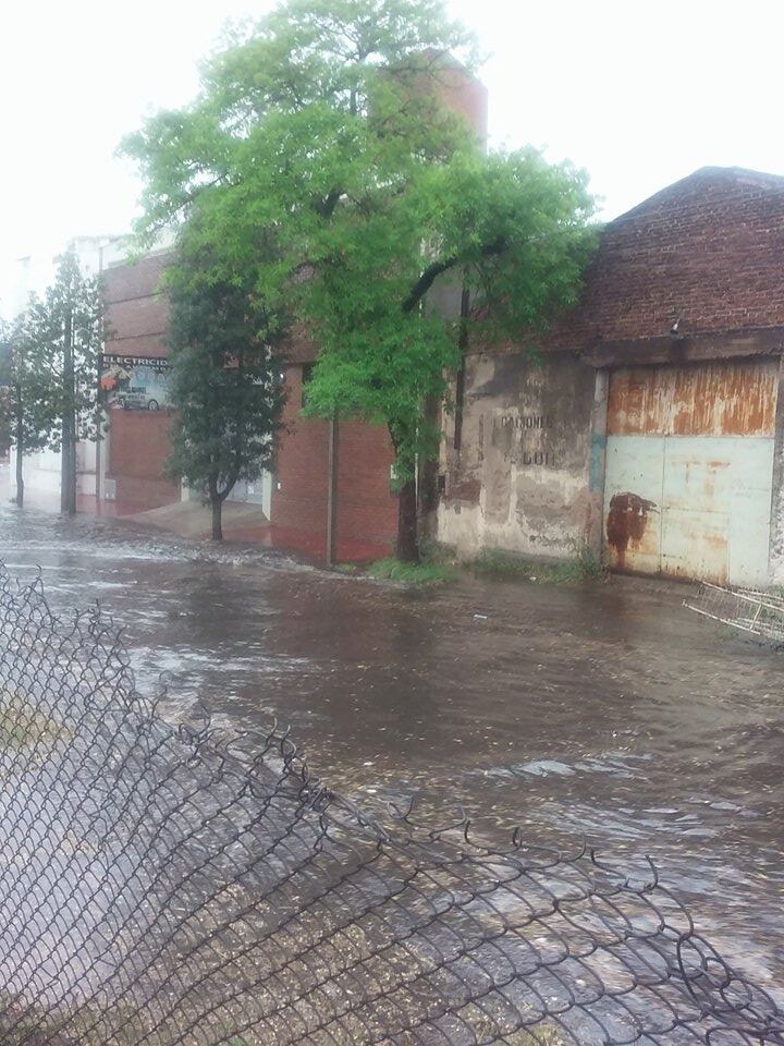 Las calles de barrio Talleres se inundaron en pocos minutos. Foto de Vero Leila.