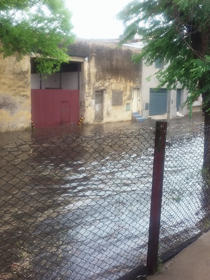 Las calles de barrio Talleres se inundaron en pocos minutos. Foto de Vero Leila.