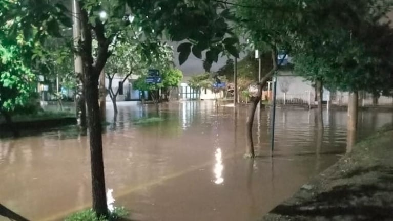 Las calles de Córdoba Capital inundadas. Foto: El Doce / Cecilia Acevedo. 