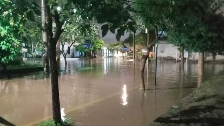 Las calles de Córdoba Capital inundadas. Foto: El Doce / Cecilia Acevedo.