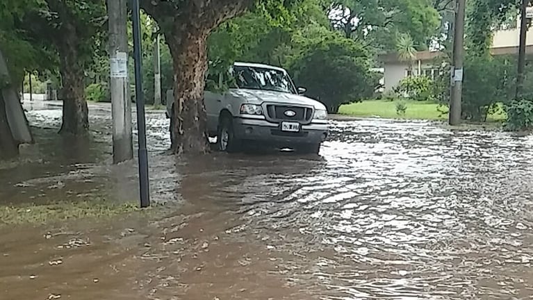 Las calles de la ciudad se convirtieron en un río. Foto: Franco Palacios / El Doce y Vos