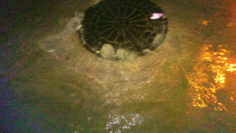 Las calles de los barrios bajos son un ría de agua servida.