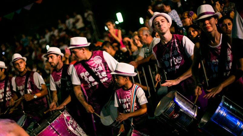 Las calles de los barrios populares de Córdoba le ponen color al Carnaval.