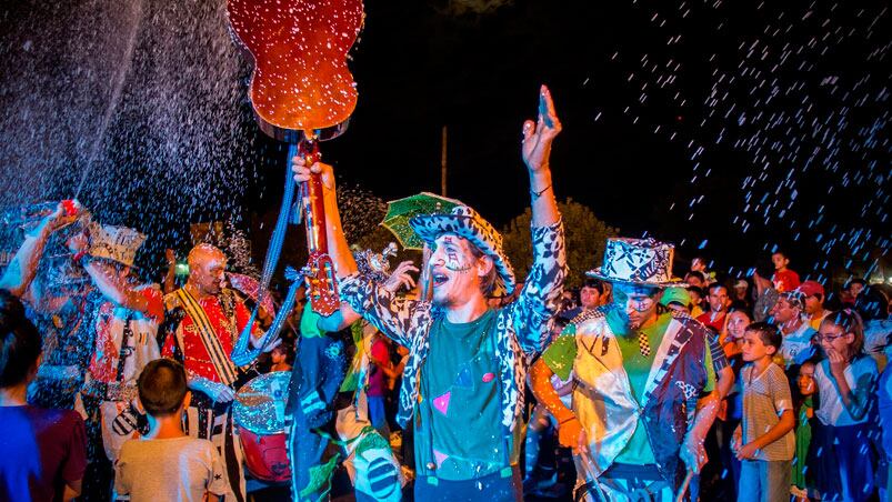Las calles de los barrios populares de Córdoba le ponen color al Carnaval.