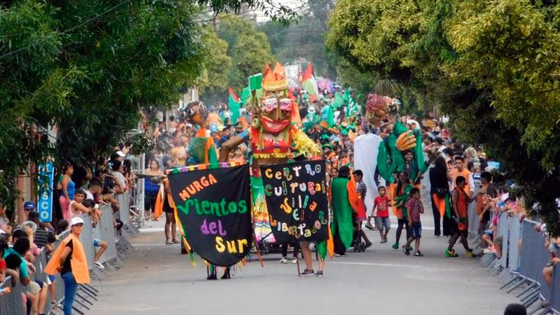 Las calles de los barrios populares de Córdoba le ponen color al Carnaval.