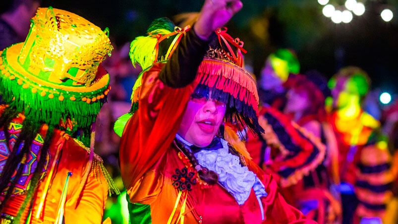 Las calles de los barrios populares de Córdoba le ponen color al Carnaval.