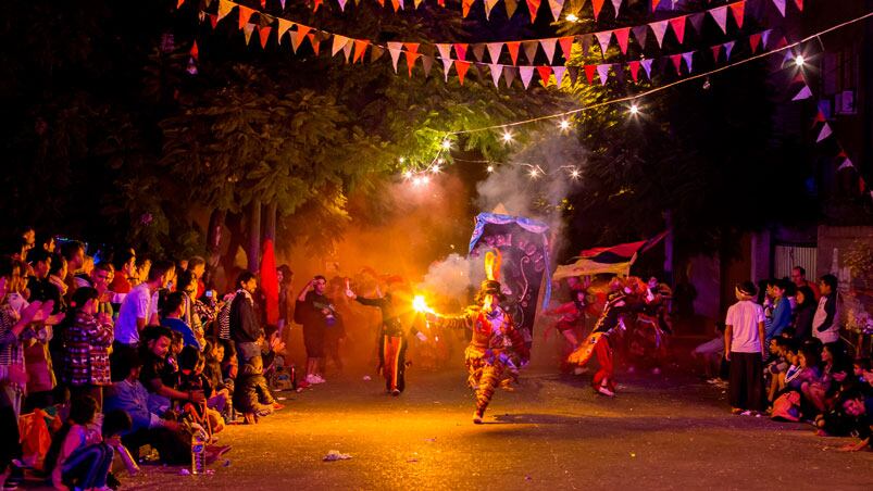 Las calles de los barrios populares de Córdoba le ponen color al Carnaval.