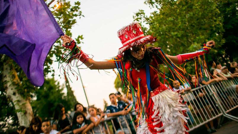Las calles de los barrios populares de Córdoba le ponen color al Carnaval.
