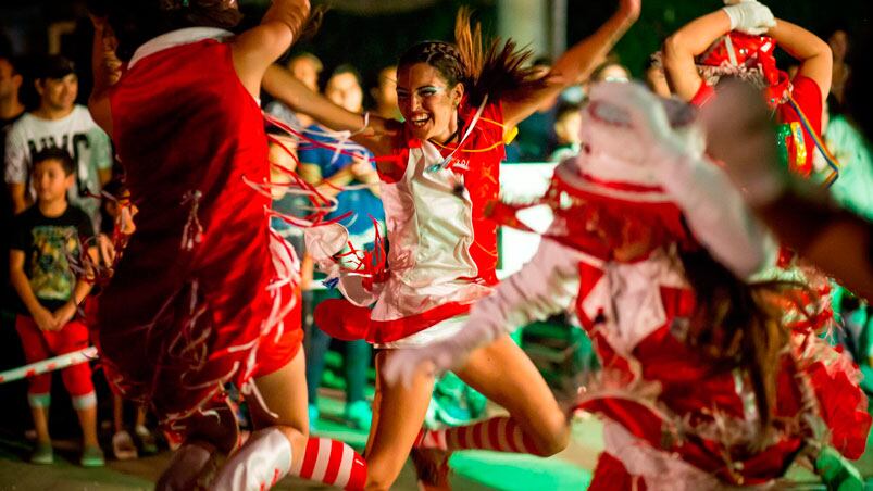 Las calles de los barrios populares de Córdoba le ponen color al Carnaval.