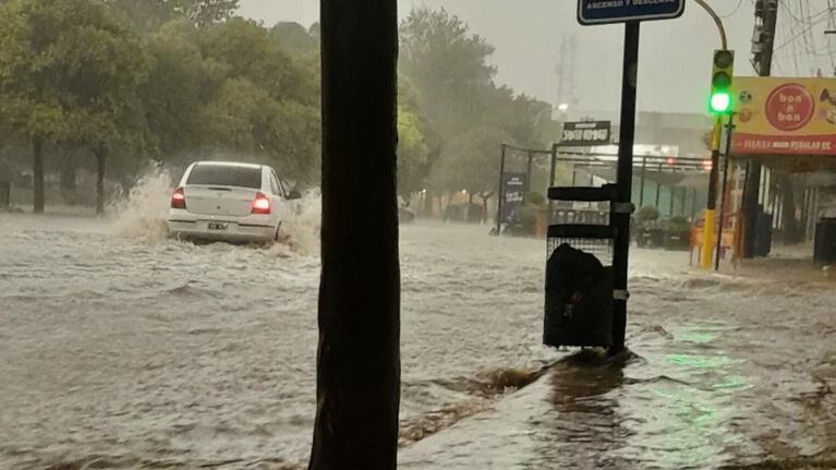 Las calles de Villa Dolores inundadas por el temporal. (Foto: Instagram/@traslasierranoticias)