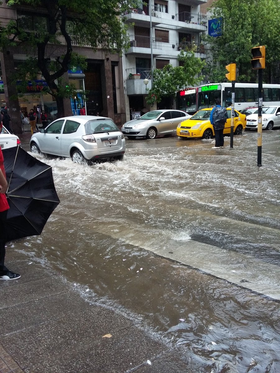 Las calles del centro se inundaron en pocos minutos. Foto de Evangelina Mestriner.