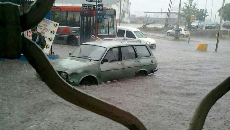 Las calles del centro se inundaron en pocos minutos. Foto enviada por Soledad Sosa.