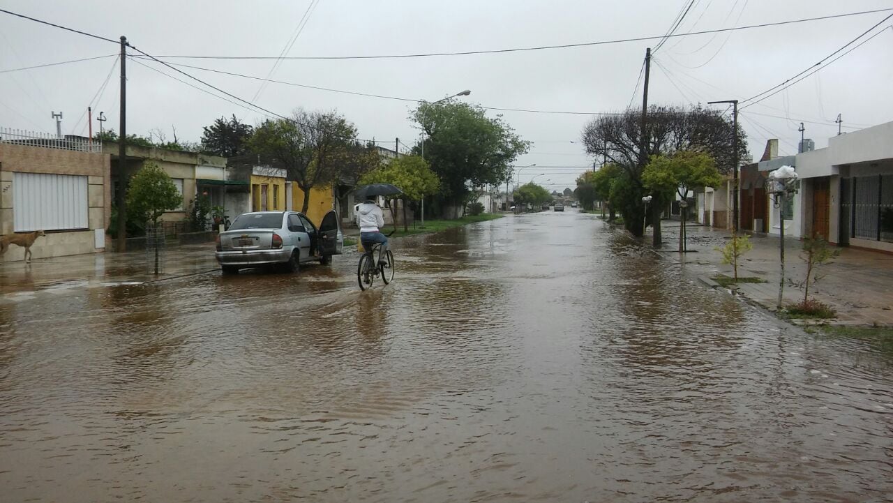 Las calles inundadas en Pozo del Molle. Foto: Sebastián Pfaffen.