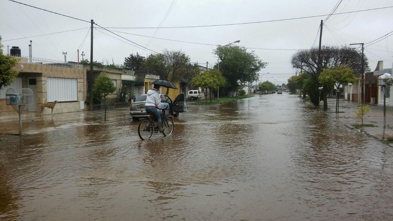 Las calles inundadas en Pozo del Molle. Foto: Sebastián Pfaffen.