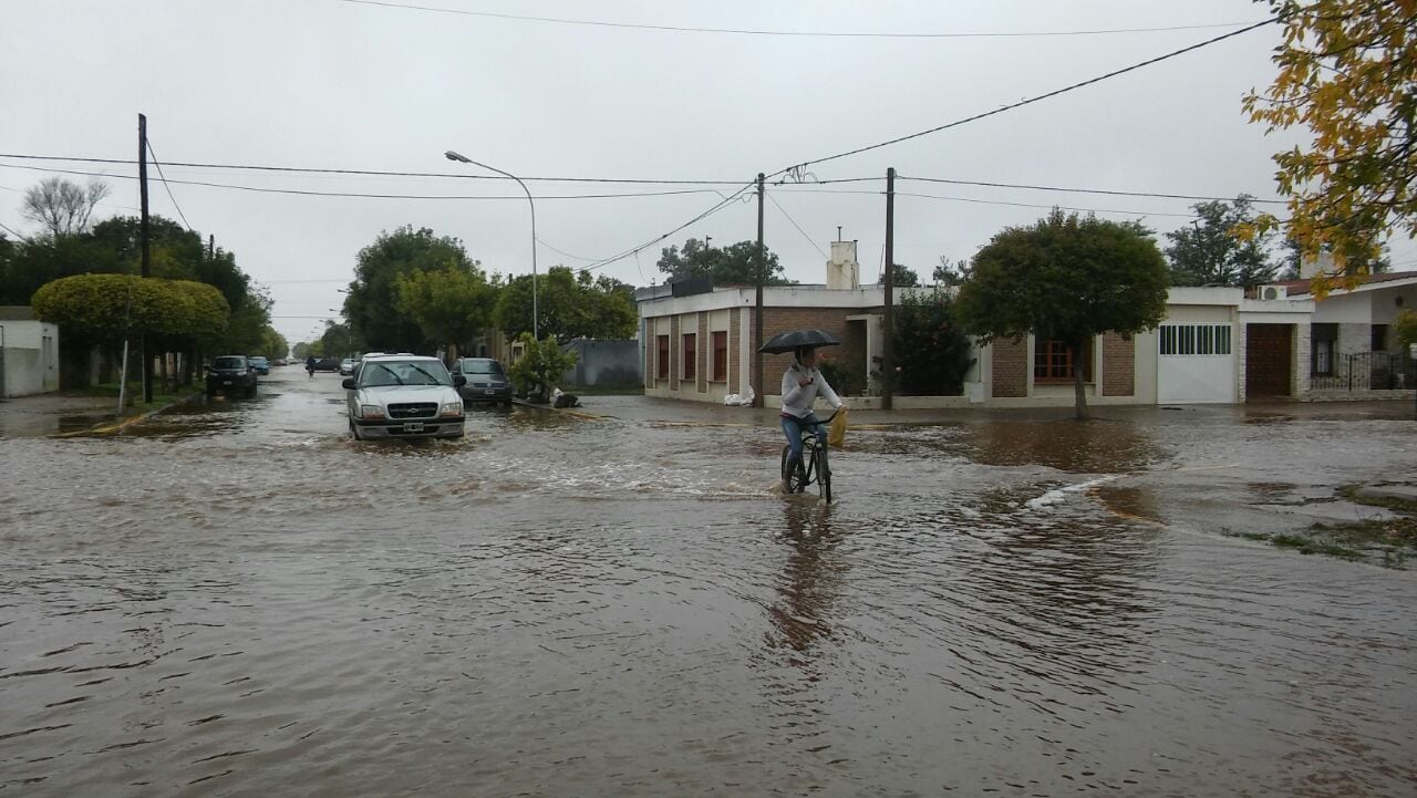 Las calles inundadas en Pozo del Molle. Foto: Sebastián Pfaffen.