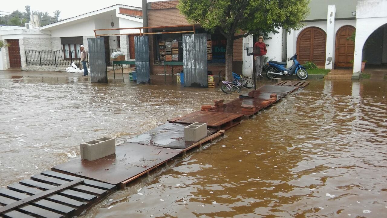 Las calles inundadas en Pozo del Molle. Foto: Sebastián Pfaffen.