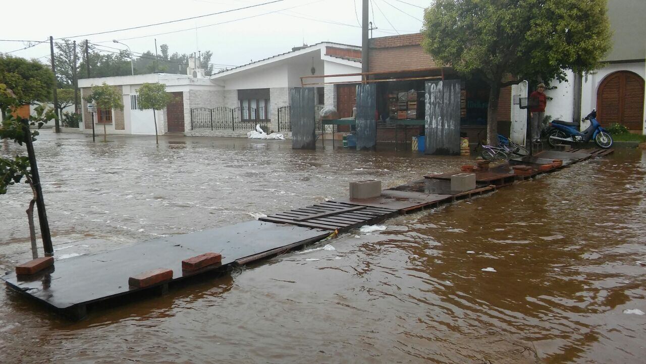 Las calles inundadas en Pozo del Molle. Foto: Sebastián Pfaffen.