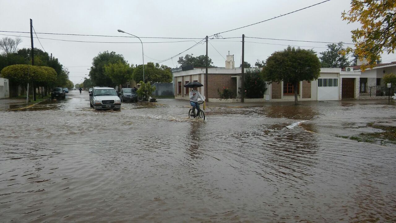 Las calles inundadas en Pozo del Molle. Foto: Sebastián Pfaffen.