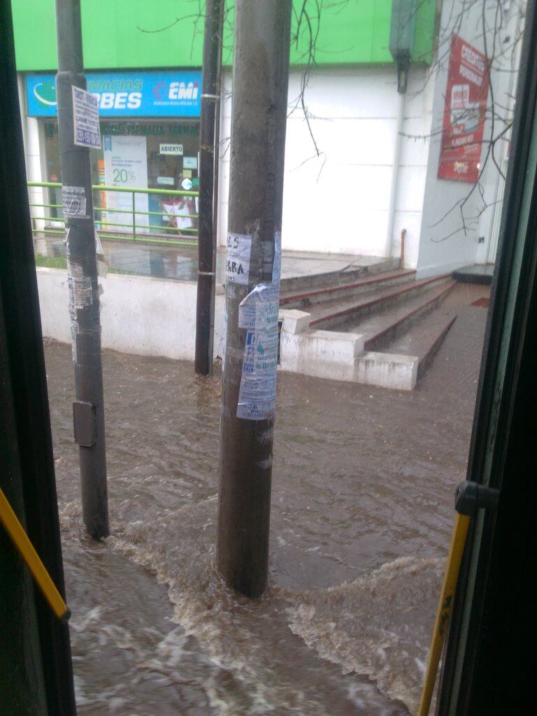 Las calles se inundaron en pocos minutos. Foto de Alejandro Moyano.