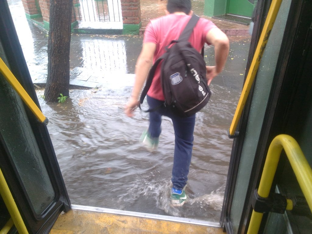 Las calles se inundaron en pocos minutos. Foto de Alejandro Moyano.