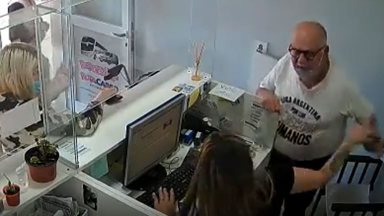 Las cámaras de seguridad captaron el violento hecho.