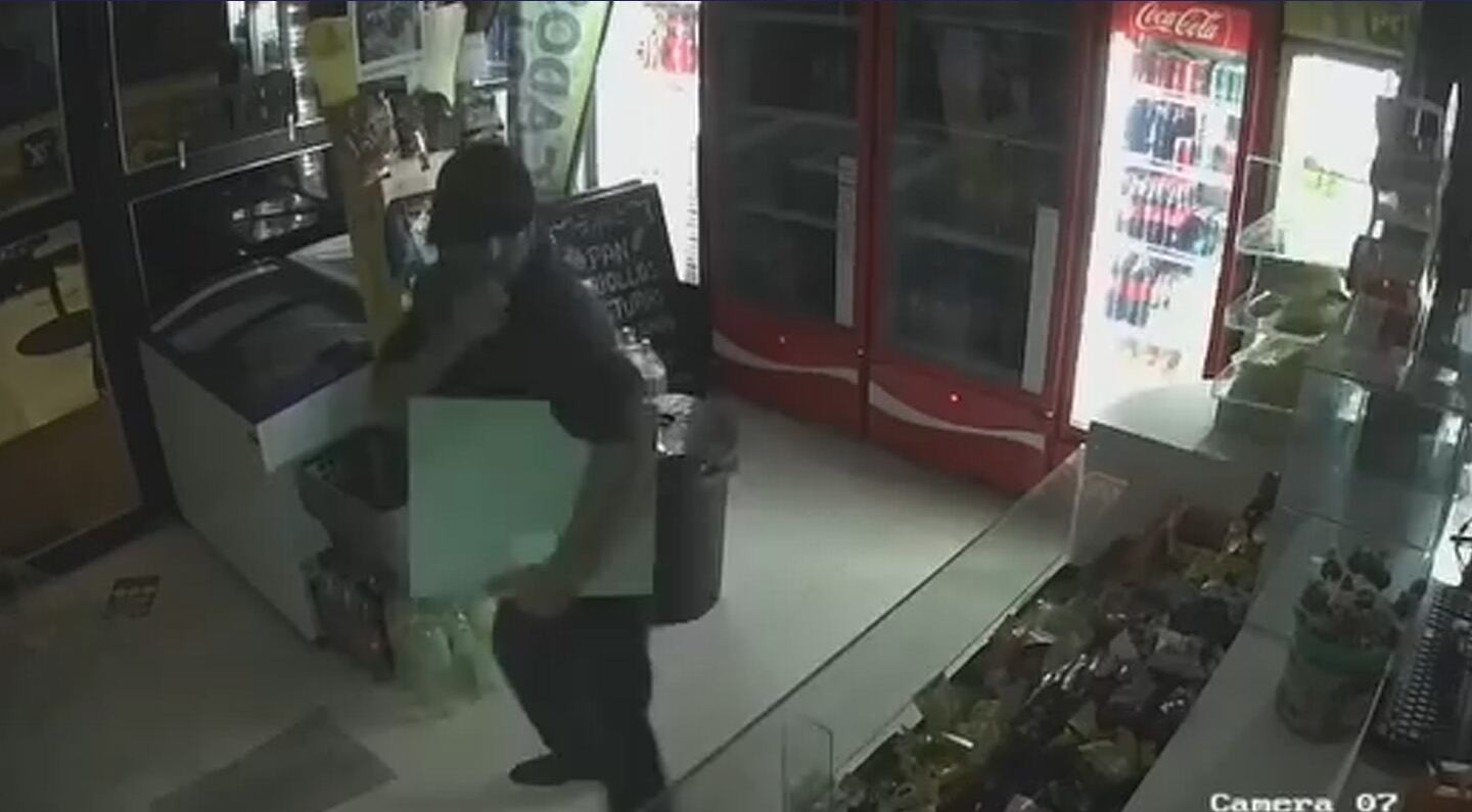 Las cámaras de seguridad captaron toda la secuencia.