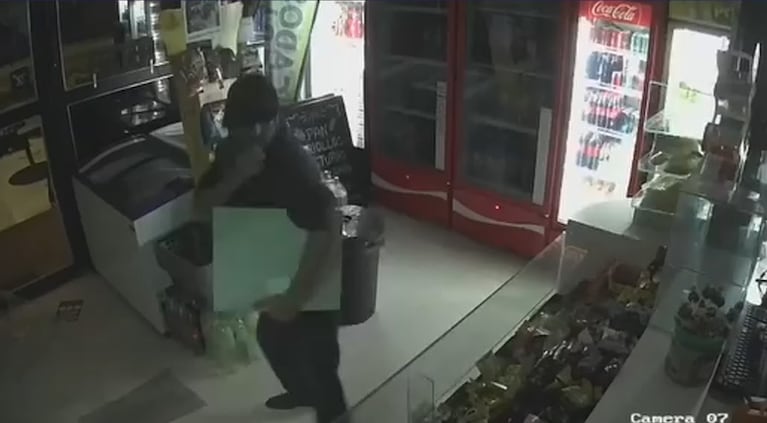Las cámaras de seguridad captaron toda la secuencia.