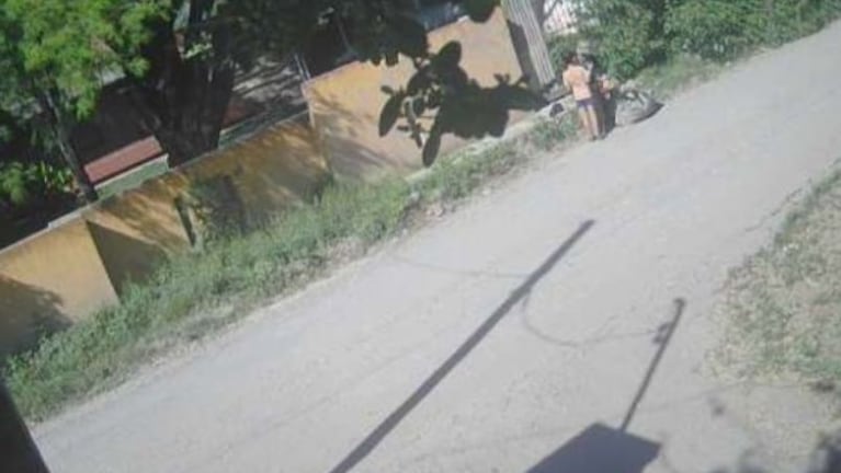 Las cámaras de seguridad registraron el momento de la huida de Laurta con su hijo Pedro tras el terrible doble femicidio.