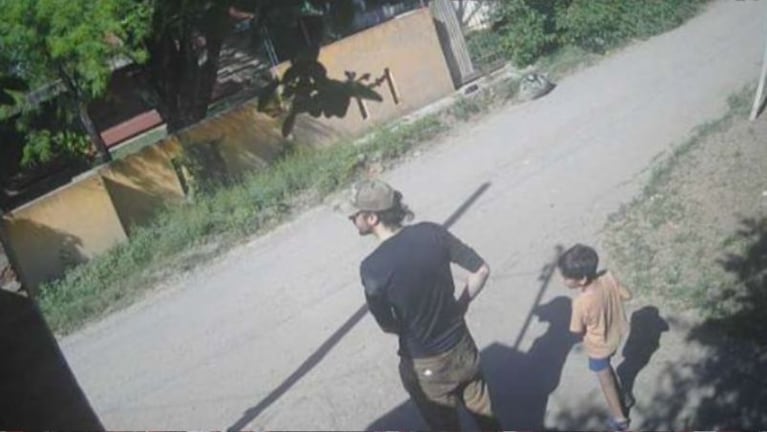 Las cámaras de seguridad registraron el momento de la huida de Laurta con su hijo Pedro tras el terrible doble femicidio.