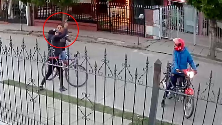 Las cámaras de una casa registraron el violento robo.