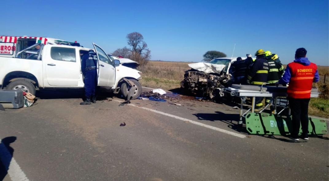 Las camionetas chocaron de frente sobre la ruta.