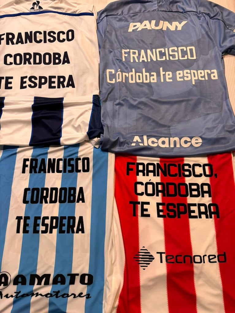 Las camisetas de los clubes de fútbol de Córdoba con un mensaje para el Papa Francisco.