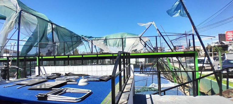 Las canchas de pádel fueron destrozadas por el viento y la tormenta.