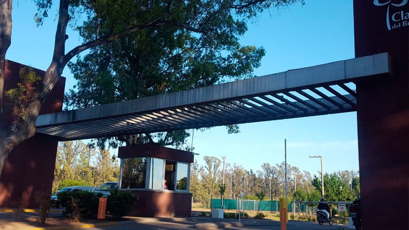 Las casas asaltadas en Claros del Bosque están a una cuadra y media del ingreso. 