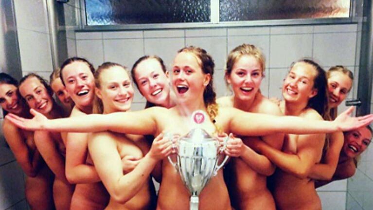 Las chicas del Frederiksberg compartieron la celebración en el vestuario.