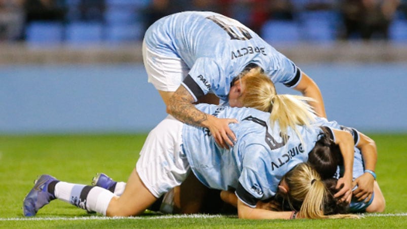 Las chicas dirigidas por Maximiliano Luján celebraron el ascenso ante Puerto Nuevo