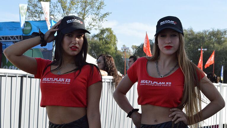 Las chicas embellecieron el paisaje en el Parque de Asistencia en Carlos Paz. Foto: Maxi López / ElDoce.tv