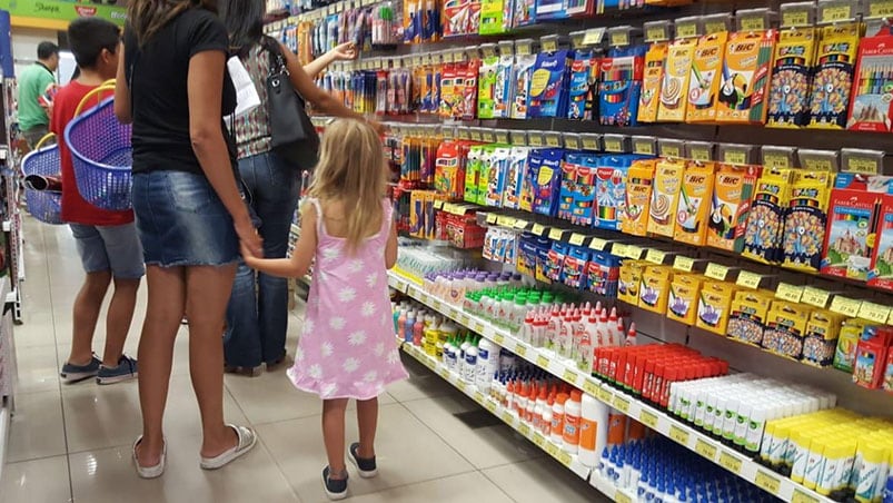 Las clases vuelven en un mes y los papás ya calculan el precio de los útiles.