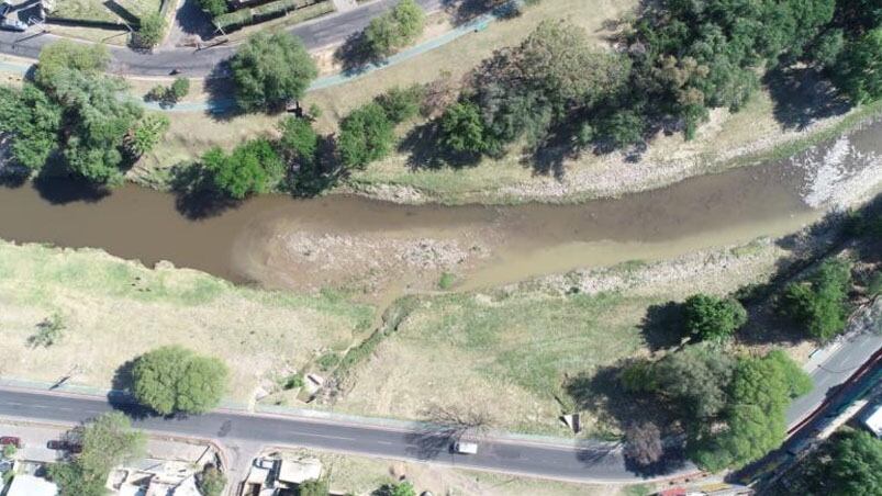 Las cloacas siguen llegando al río Suquía y preocupa a la población. 