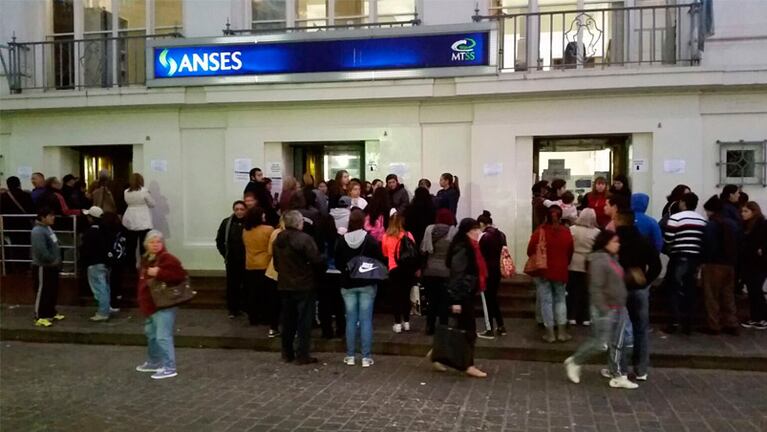 Las colas afuera de la Anses, por segundo día en la semana. 
