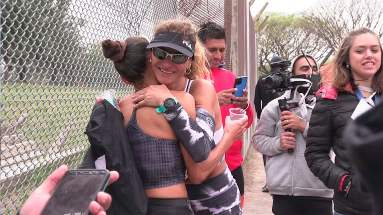 Las competidoras emocionadas tras el triunfo.